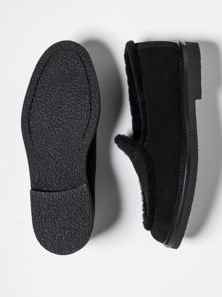 
                  
                    Load image into Gallery viewer, ALEXIS BLACK SHEARLING
                  
                